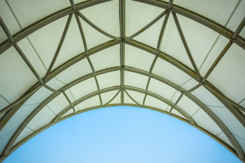 Coberturas em Policarbonato: Versatilidade e Proteção para Seu Espaço